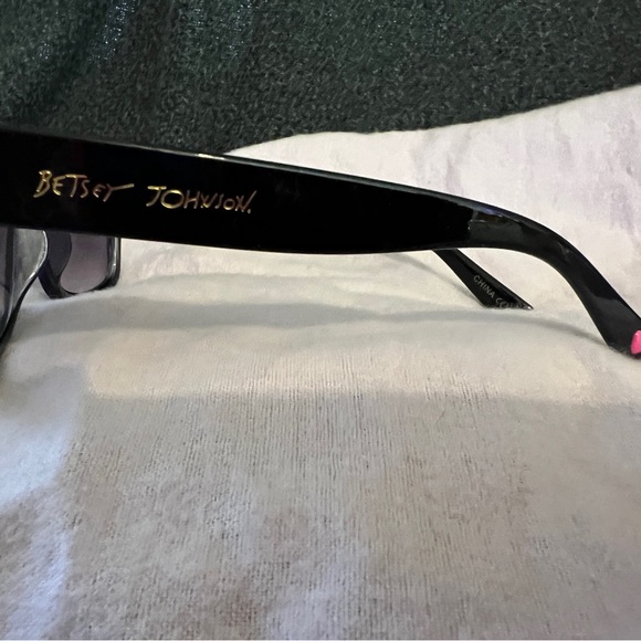 Betsey Johnson Sunglasses - Picture 2 of 3